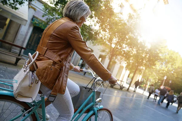 Senior femme équitation ville vélo — Photo