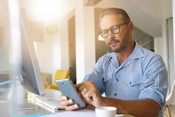 Home Office Worker Using Smartphone — Stock Photo, Image