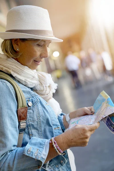 Frau in europäischer Stadt unterwegs — Stockfoto