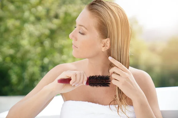 Frau bürstet nasse Haare — Stockfoto