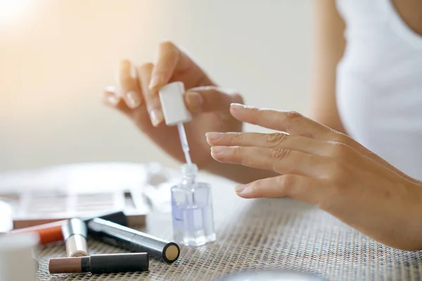 Manos de mujer aplicando esmalte de uñas — Foto de Stock