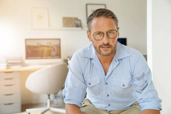 Homme assis au bureau à la maison — Photo