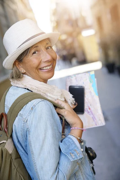 Smartphone ve harita kullanan kadın