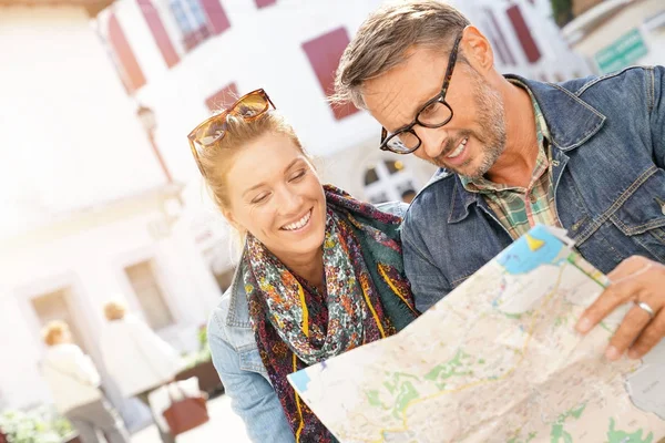 Turistas leyendo mapa de la ciudad — Foto de Stock