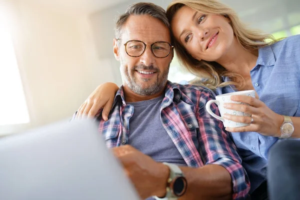 Älteres Paar im Internet verbunden — Stockfoto