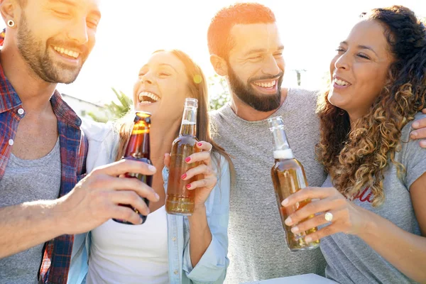 Toplama arkadaş grubu içinde bar — Stok fotoğraf