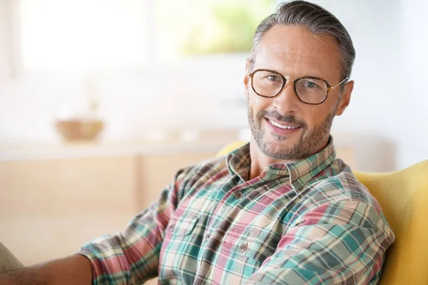 Homme avec des lunettes relaxant — Photo