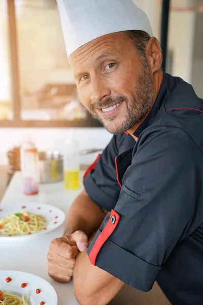 Portret van chef-kok in uniforme staande — Stockfoto