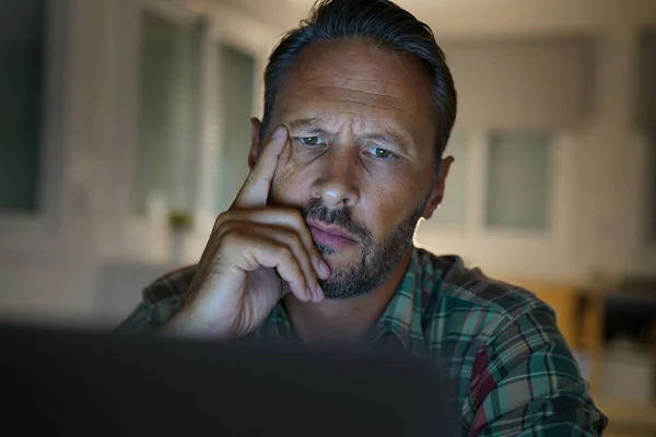 Hombre Casa Trabajando Hasta Tarde Ordenador Portátil Por Noche —  Fotos de Stock