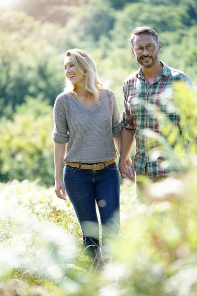 Kırsal kesimde güneşli günde yürüyüş mutlu olgun çift