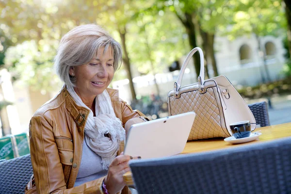 Senior woman  using tablet — Stock Photo, Image