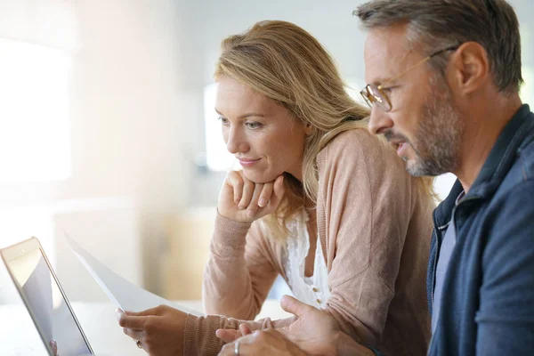 Ehepaar arbeitet zu Hause am Laptop — Stockfoto