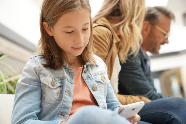 Junges Mädchen Sitzt Auf Bank Mit Smartphone Einkaufstag — Stockfoto