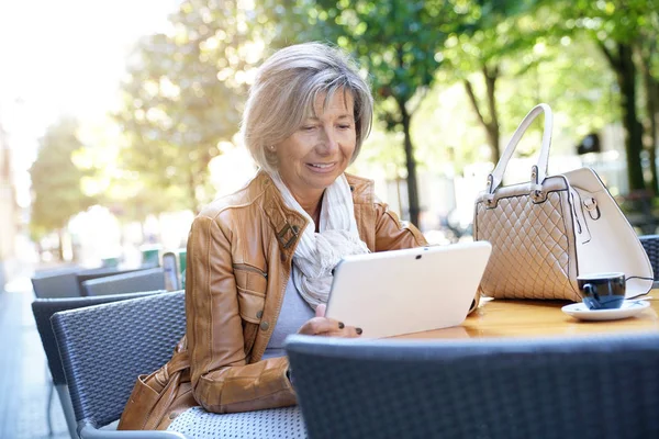 Senior woman  using tablet — Stock Photo, Image