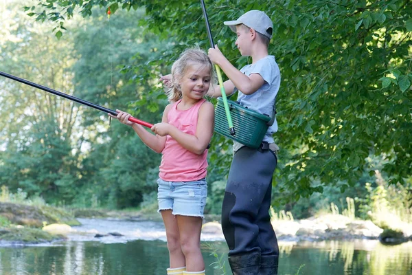 Kids fishing in river — Stock Photo, Image