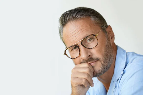 Portret Van Een Volwassen Man Met Bril Blauw Shirt Geïsoleerd — Stockfoto