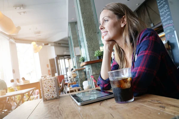  dijital tablet kullanan kadın