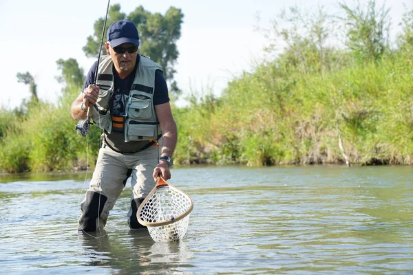 Pescador voador que apanha truta — Fotografia de Stock