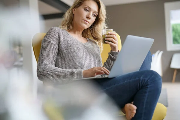 Mujer onnected en el ordenador portátil — Foto de Stock