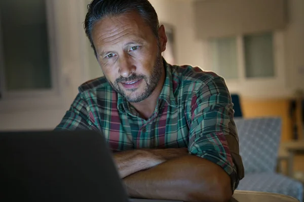 Ember Otthon Dolgozik Késő Laptop Számítógép Éjjel — Stock Fotó