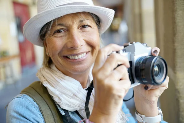 Starszy kobiety robienie zdjęć — Zdjęcie stockowe