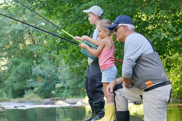 Papa enseignant aux enfants — Photo