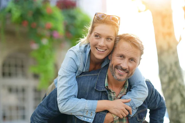 Mann gibt Huckepackfahrt — Stockfoto