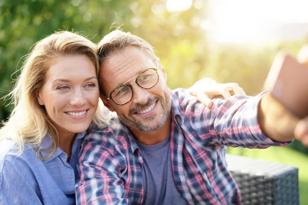 Portrait Cheerful Mature Couple Taking Selfie Picture — Stock Photo, Image