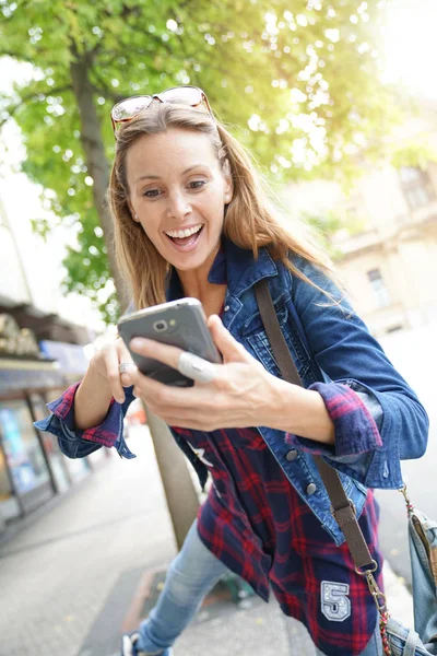 Menina usando smartphone — Fotografia de Stock