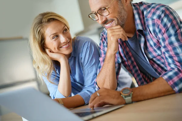 Couple connected with laptop — Stock Photo, Image