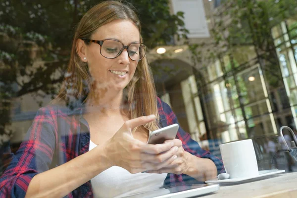 Ragazza collegata con smartphone — Foto Stock