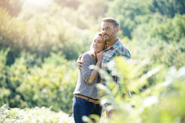 Feliz Pareja Madura Caminando Campo Día Soleado — Foto de Stock