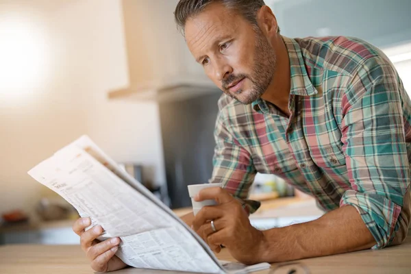 Mature man drinking coffee — Stock Photo, Image