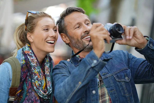 Touristen im Urlaub beim Fotografieren — Stockfoto