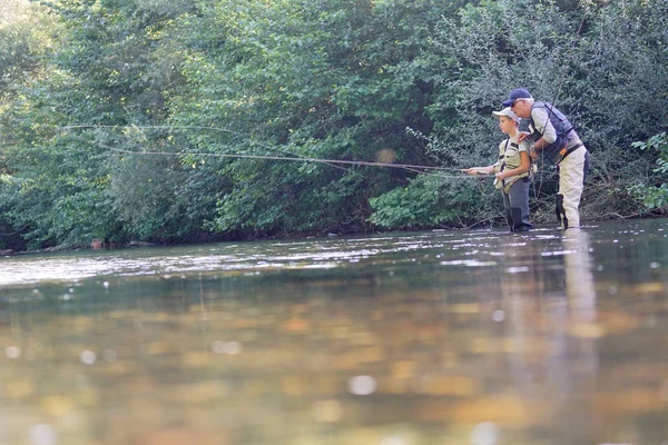 Πατέρας διδασκαλία γιο πώς να fly-fish — Φωτογραφία Αρχείου