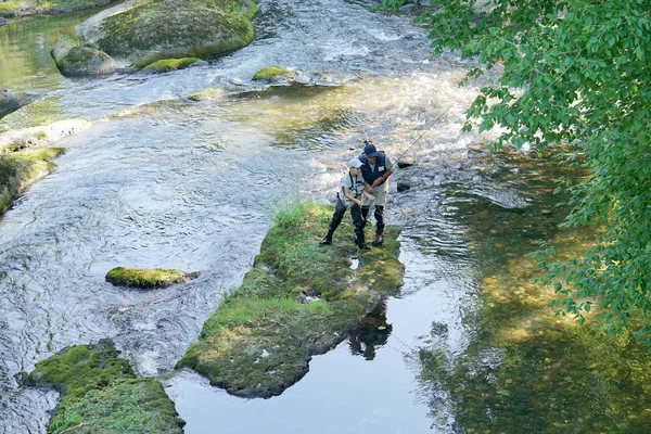 Pria dengan anak terbang-memancing di sungai — Stok Foto