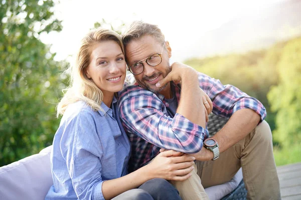 Casal relaxante no sofá ao ar livre — Fotografia de Stock