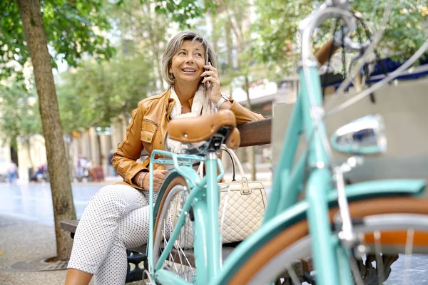 Woman using bike on shopping day — Stock Photo, Image