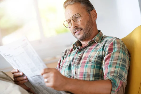 Ώριμος Άνδρας Γυαλιά Που Διαβάζει Εφημερίδα — Φωτογραφία Αρχείου
