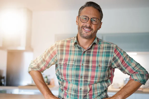 Man met bril camera kijken — Stockfoto