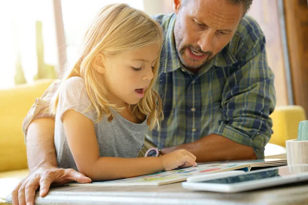 Lecture père et enfant — Photo