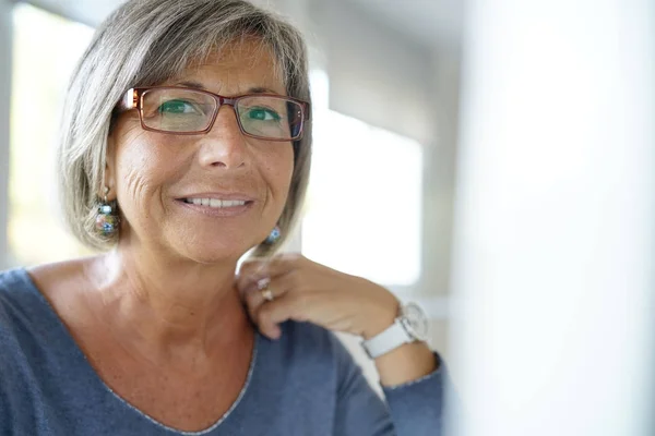 Rijpere zakenvrouw werkt in kantoor — Stockfoto