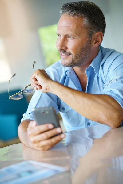 Uomo Maturo Essere Premuroso Guardando Messaggio Smartphone — Foto Stock