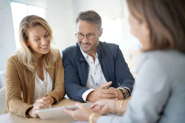 Couple meeting real-estate agent — Stock Photo, Image