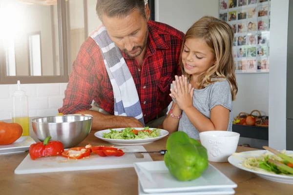 Padre Figlia Che Cucinano Pasta Insieme — Foto Stock