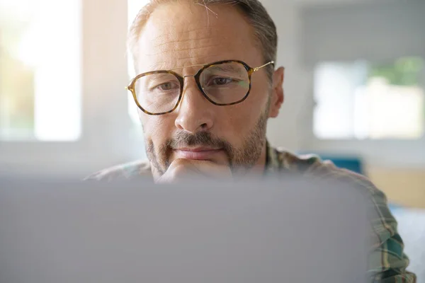 Mann mit Brille und Laptop — Stockfoto