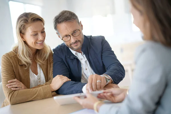 Couple meeting real-estate agent — Stock Photo, Image