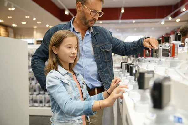 Hombre con niño mirando cámaras compactas — Foto de Stock