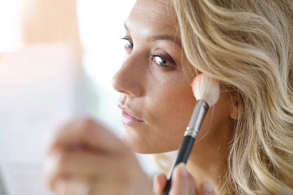 Blond kobieta wprowadzenie makijaż — Zdjęcie stockowe
