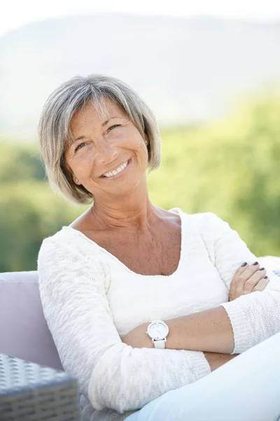 Portret van vrolijke senior vrouw — Stockfoto